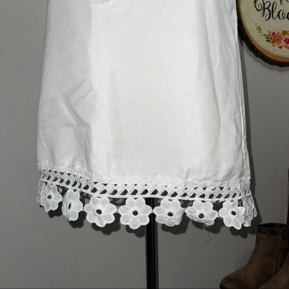 White sleeveless blouse with lace detail - Picture 6 of 8
